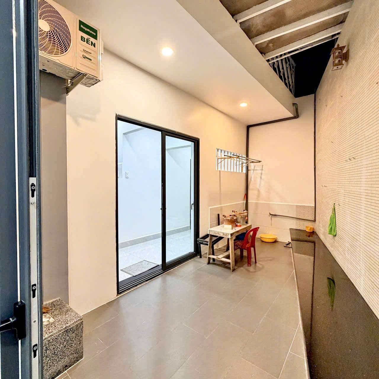 For rent: 1-bedroom apartment — 4