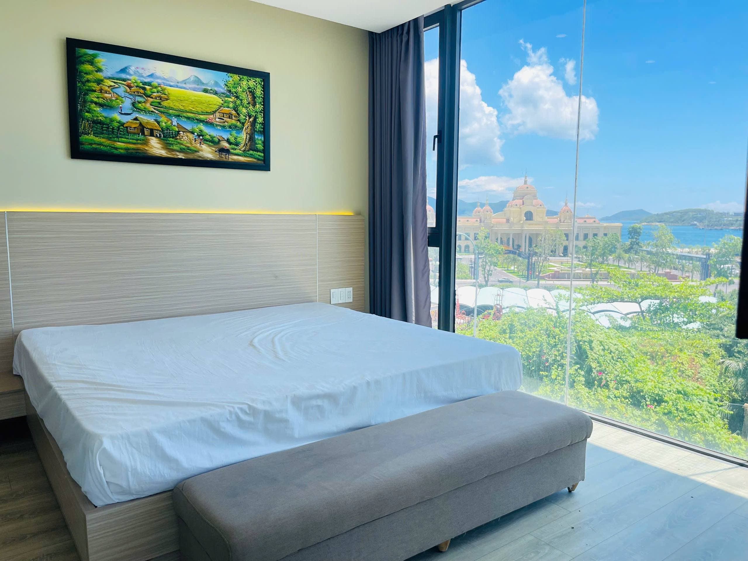 For rent, 2-bedroom apartment — 4