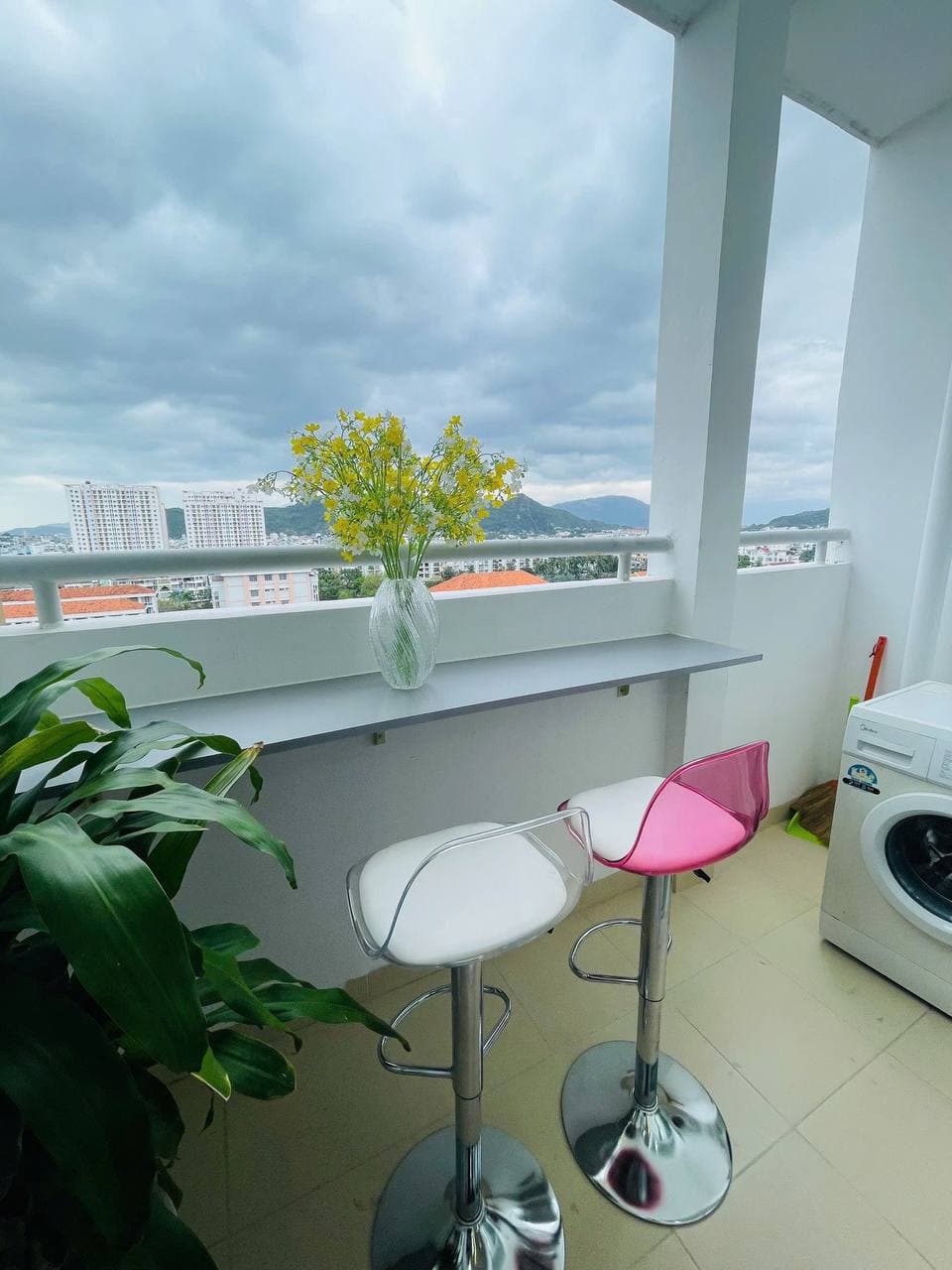 For rent, 2-bedroom apartment — 4